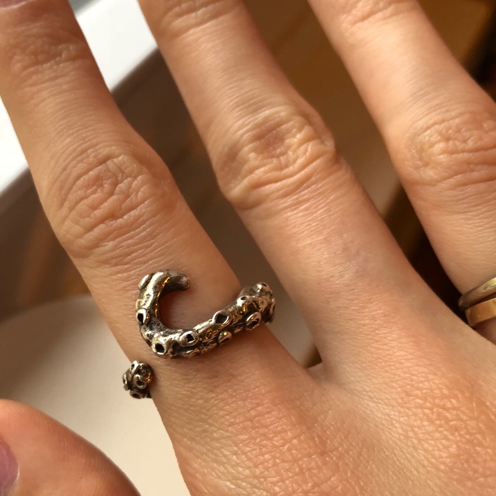 VERAMEAT adjustable octopus tentacle hugs ring